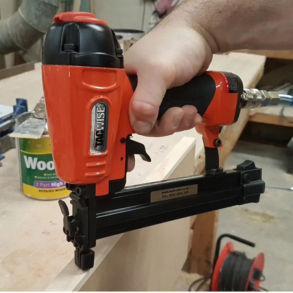 KIT: Tacwise 18G Brad Nailer (10-32mm) with Bostitch 6 Litre Compressor