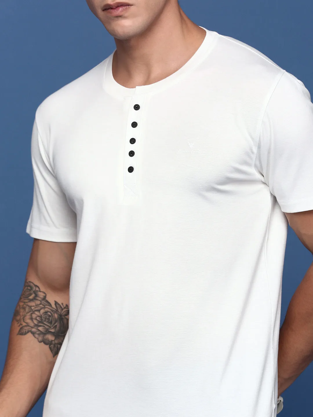 Men Solid White Slim Fit T-Shirt