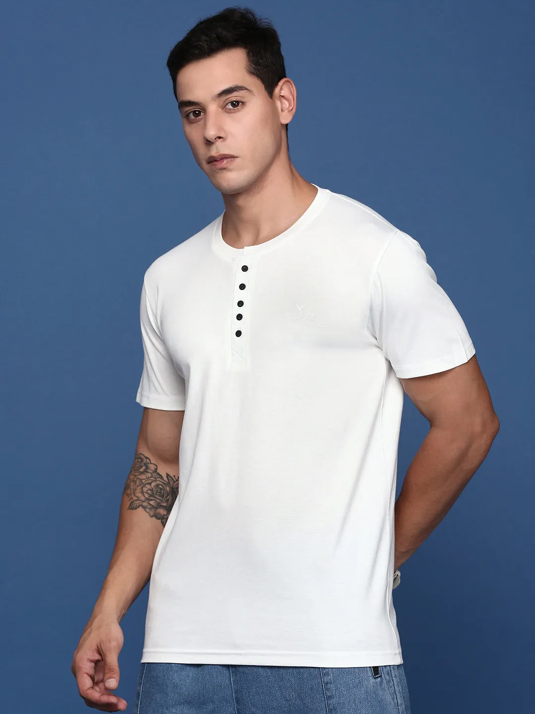 Men Solid White Slim Fit T-Shirt