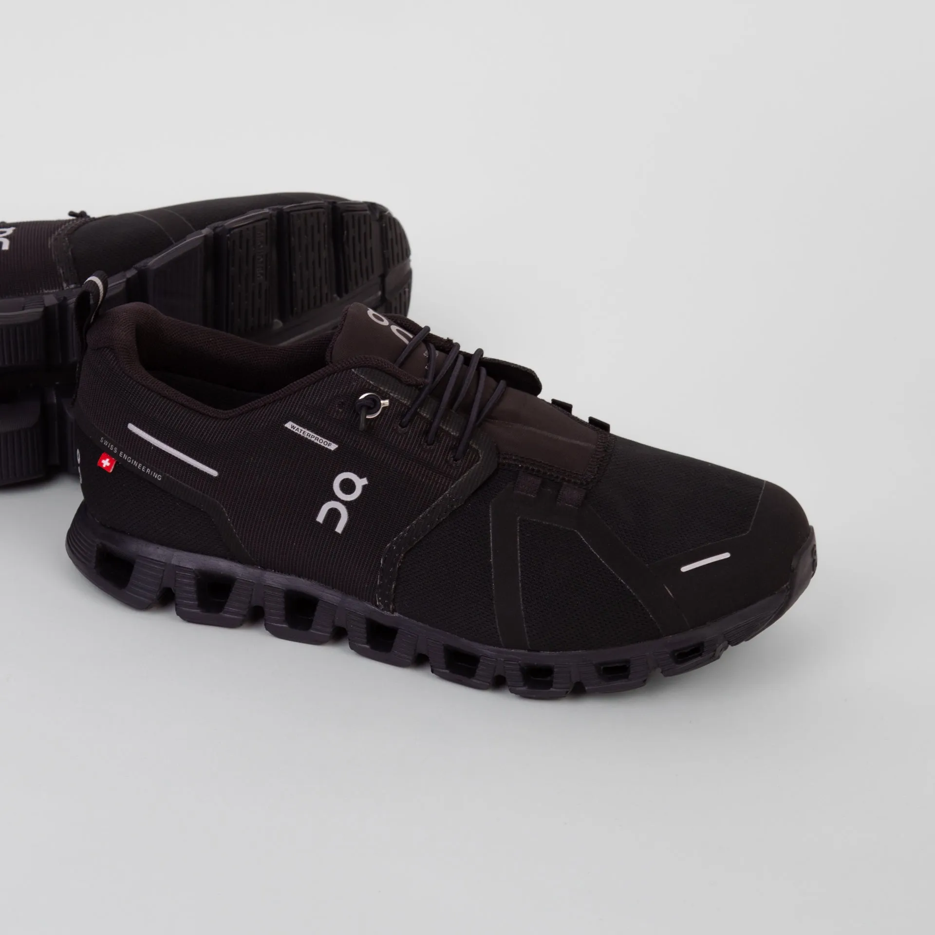 ON SNEAKERS CLOUD 5 WATERPROOF ALL BLACK