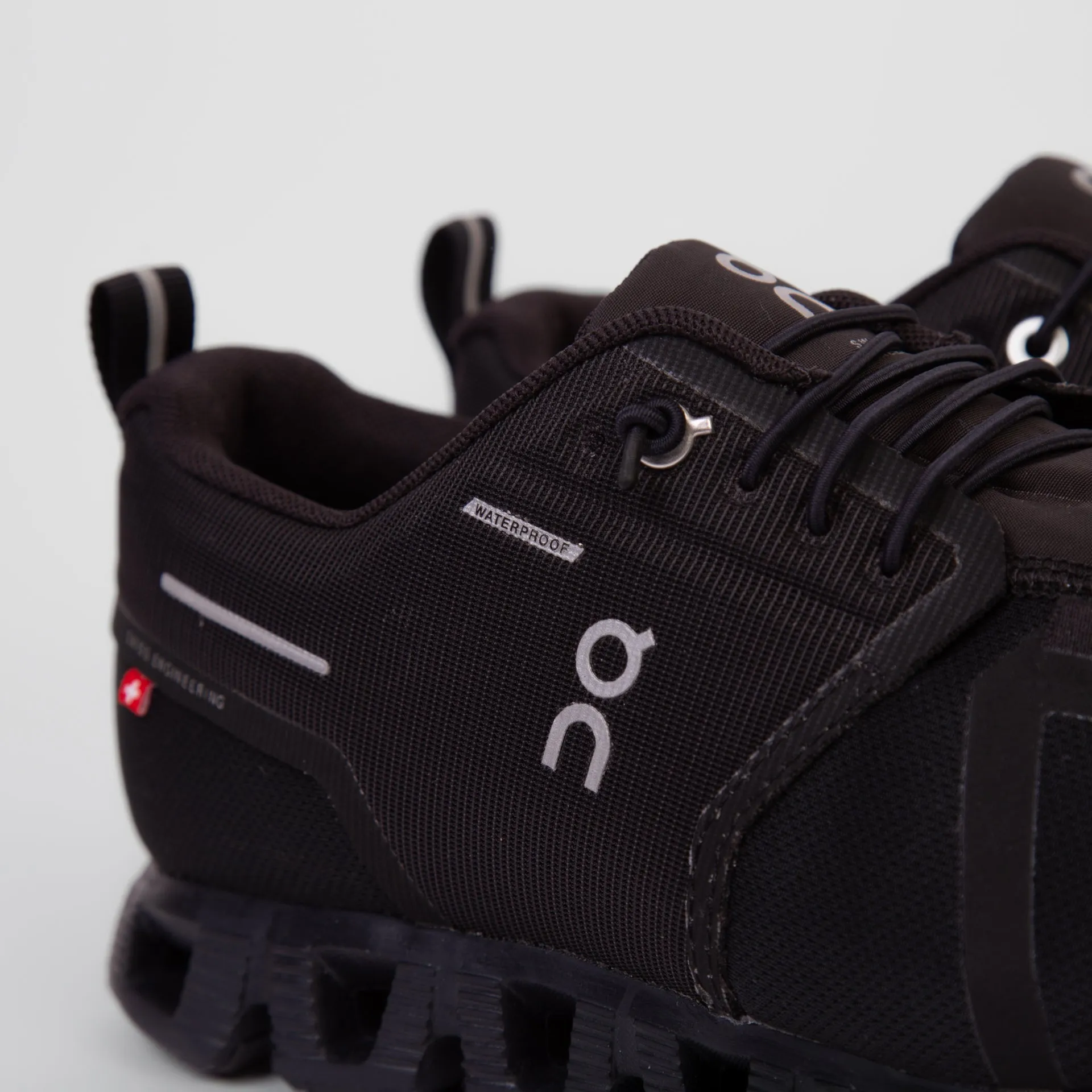 ON SNEAKERS CLOUD 5 WATERPROOF ALL BLACK