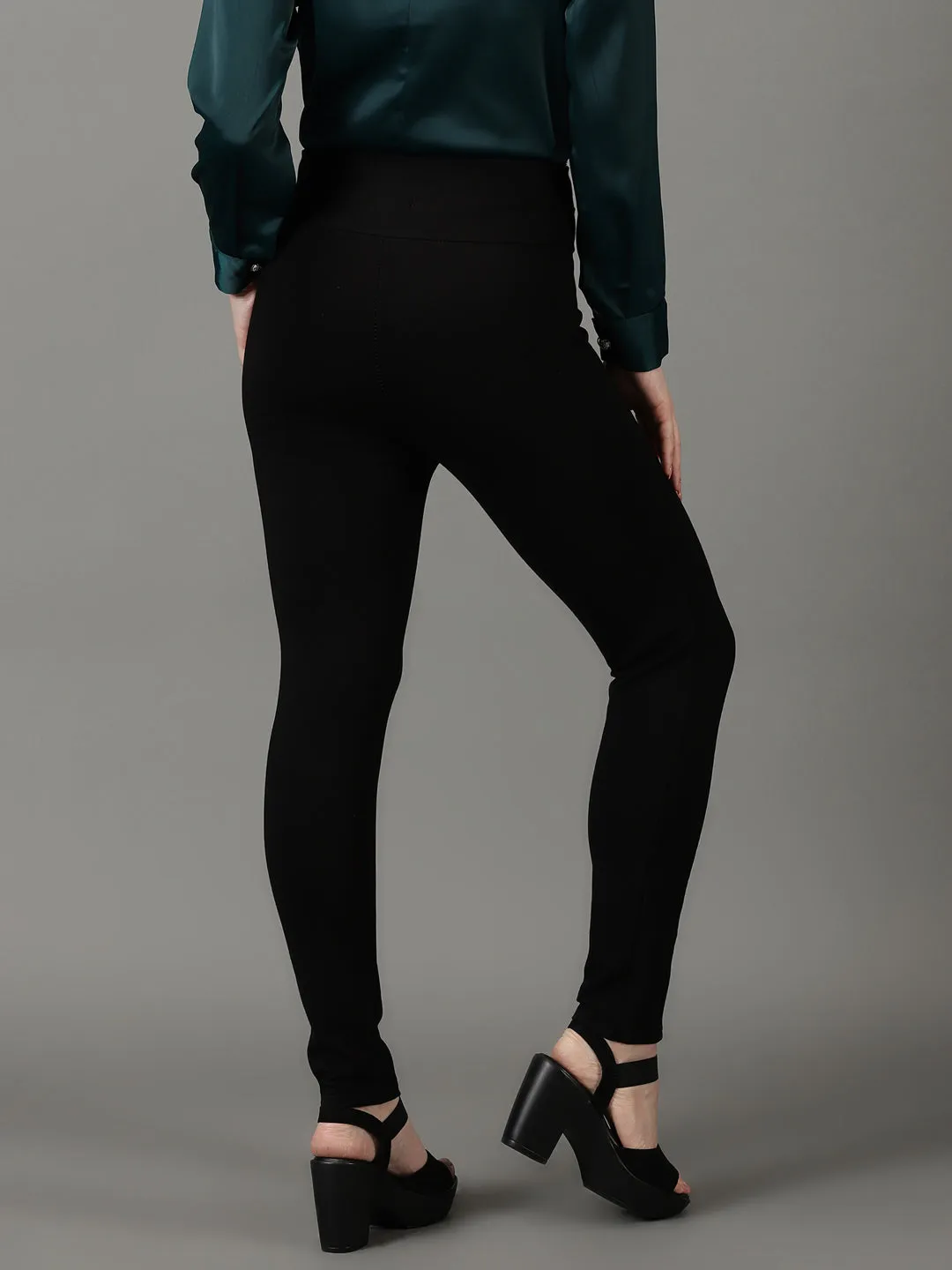 Women Black Solid Slim Fit Jeggings